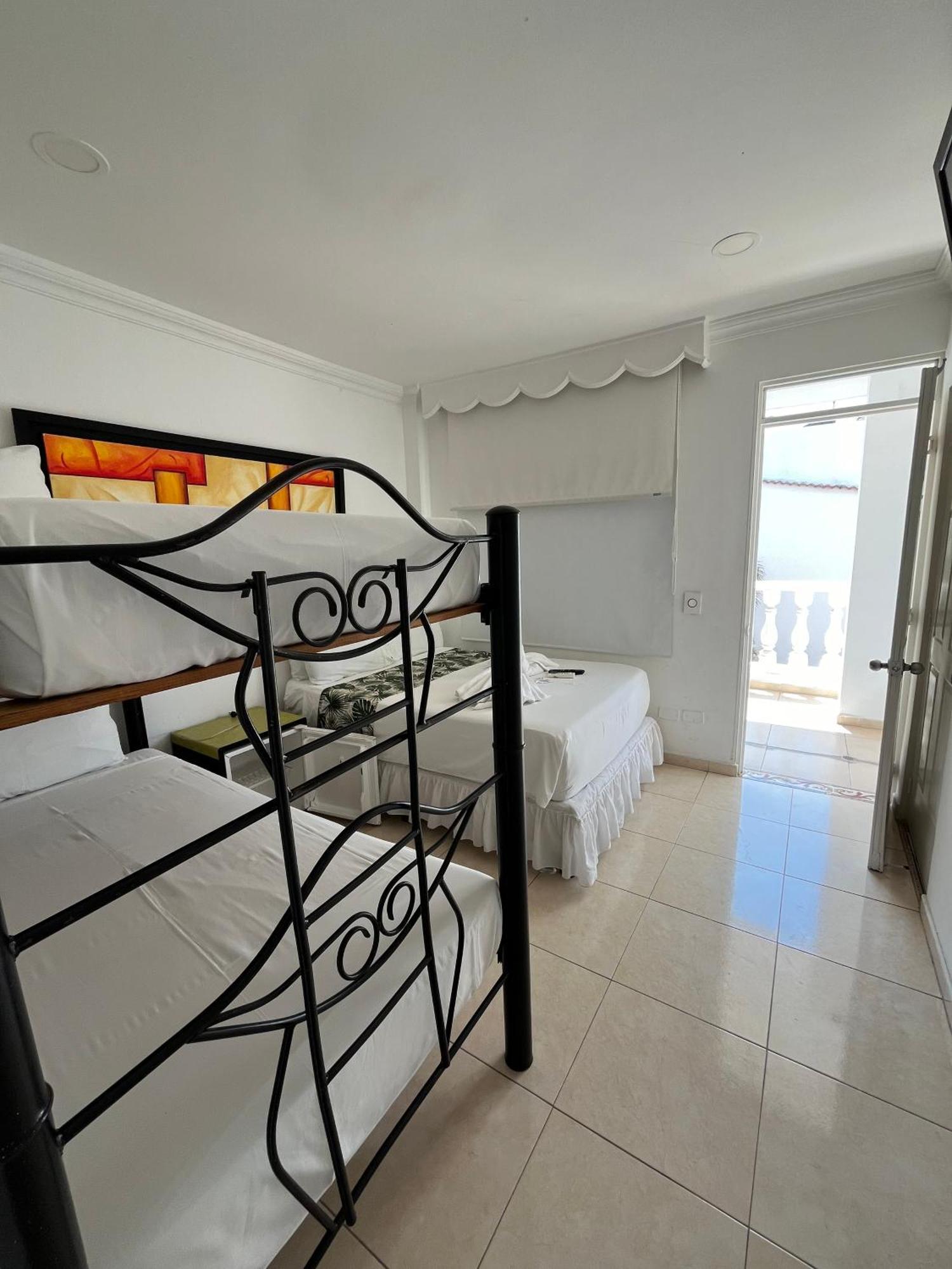 Hotel Zamba Хирардот Екстериор снимка