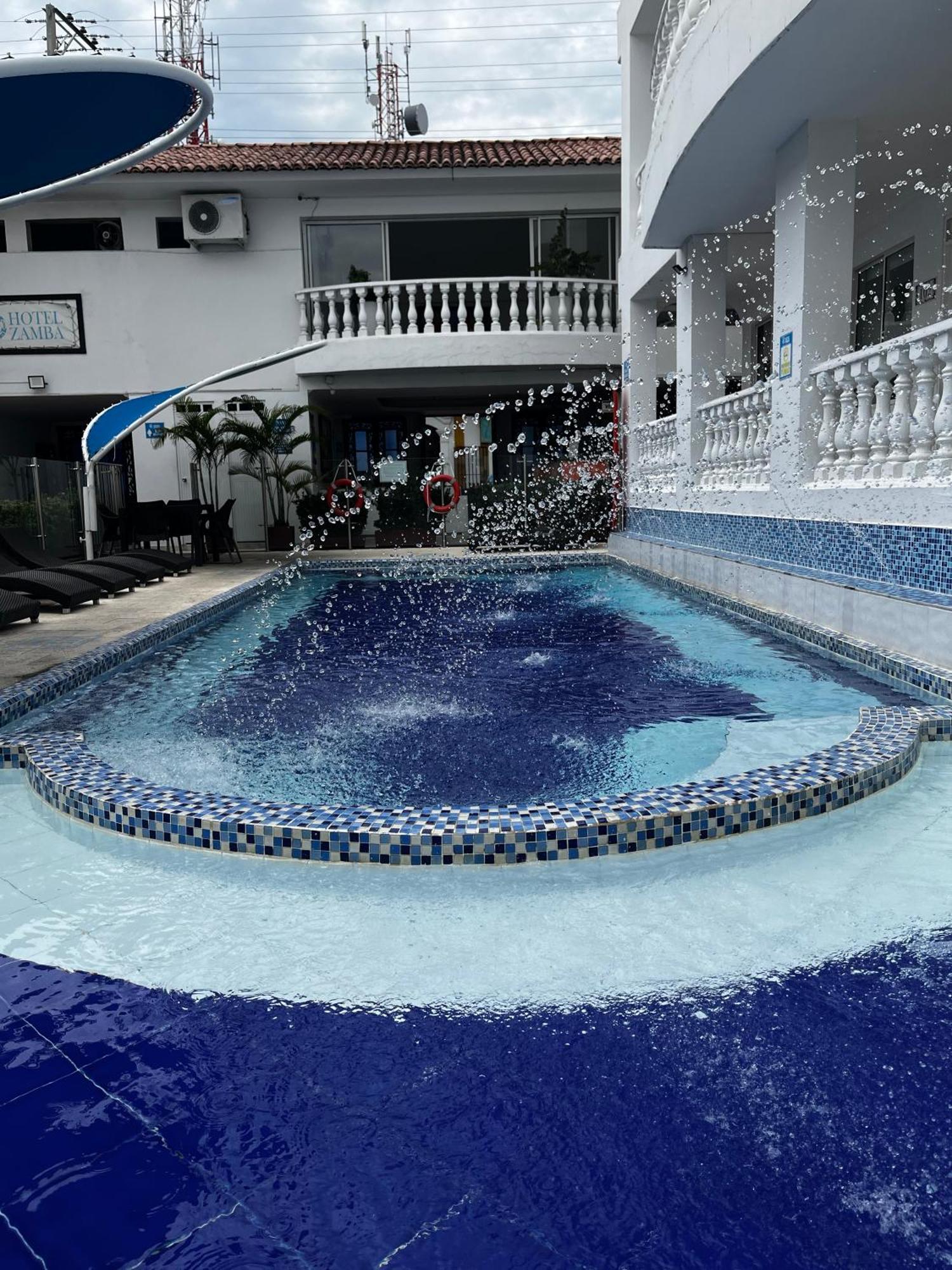 Hotel Zamba Хирардот Екстериор снимка