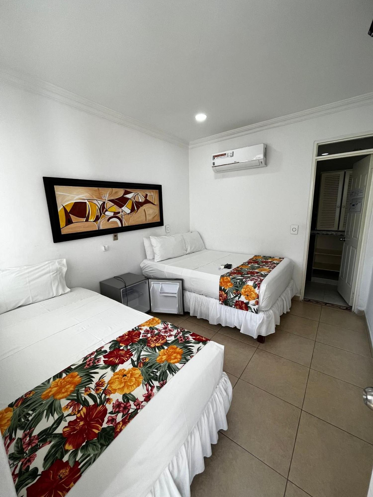 Hotel Zamba Хирардот Екстериор снимка