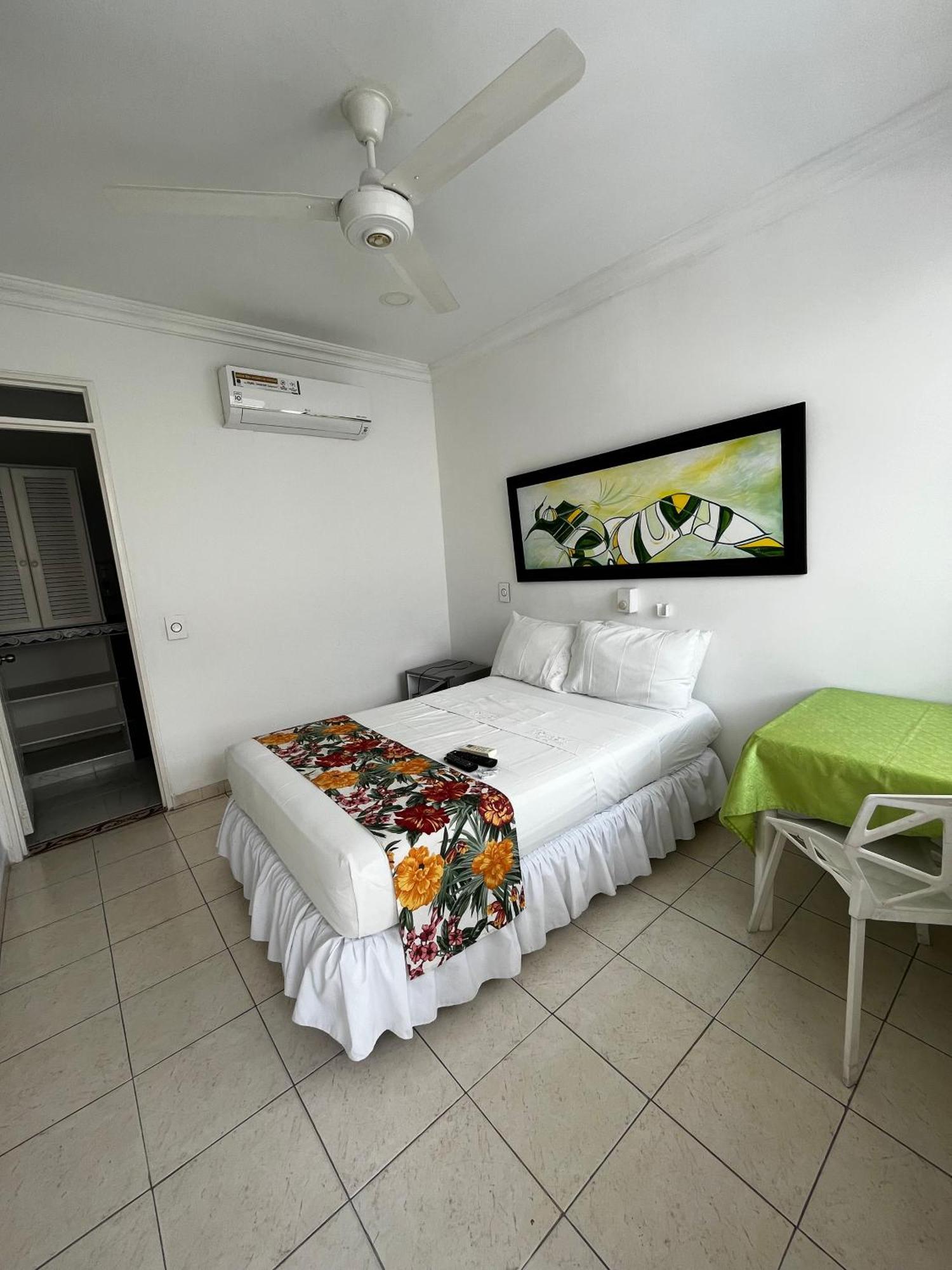 Hotel Zamba Хирардот Екстериор снимка