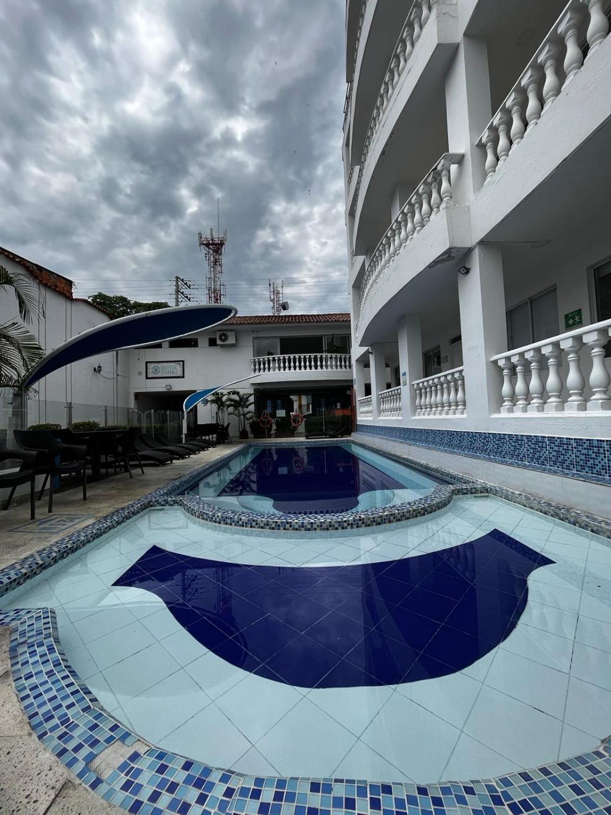 Hotel Zamba Хирардот Екстериор снимка
