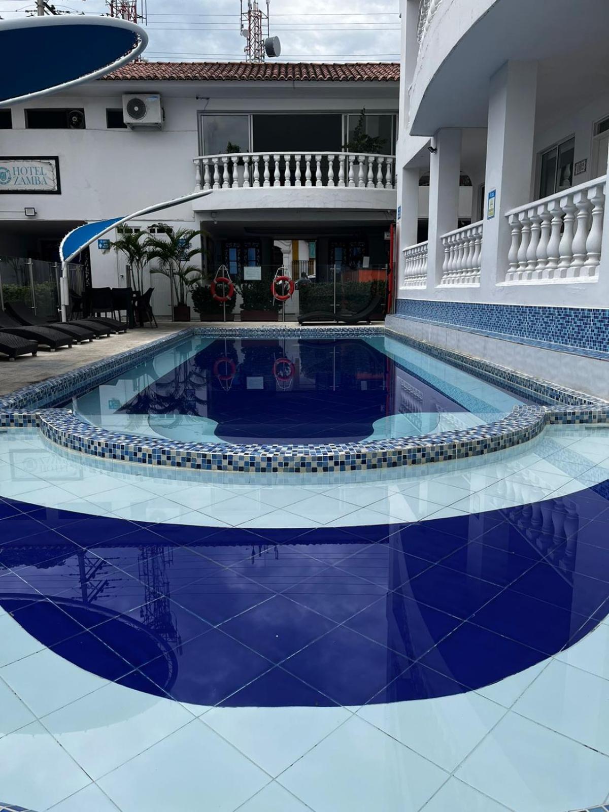 Hotel Zamba Хирардот Екстериор снимка