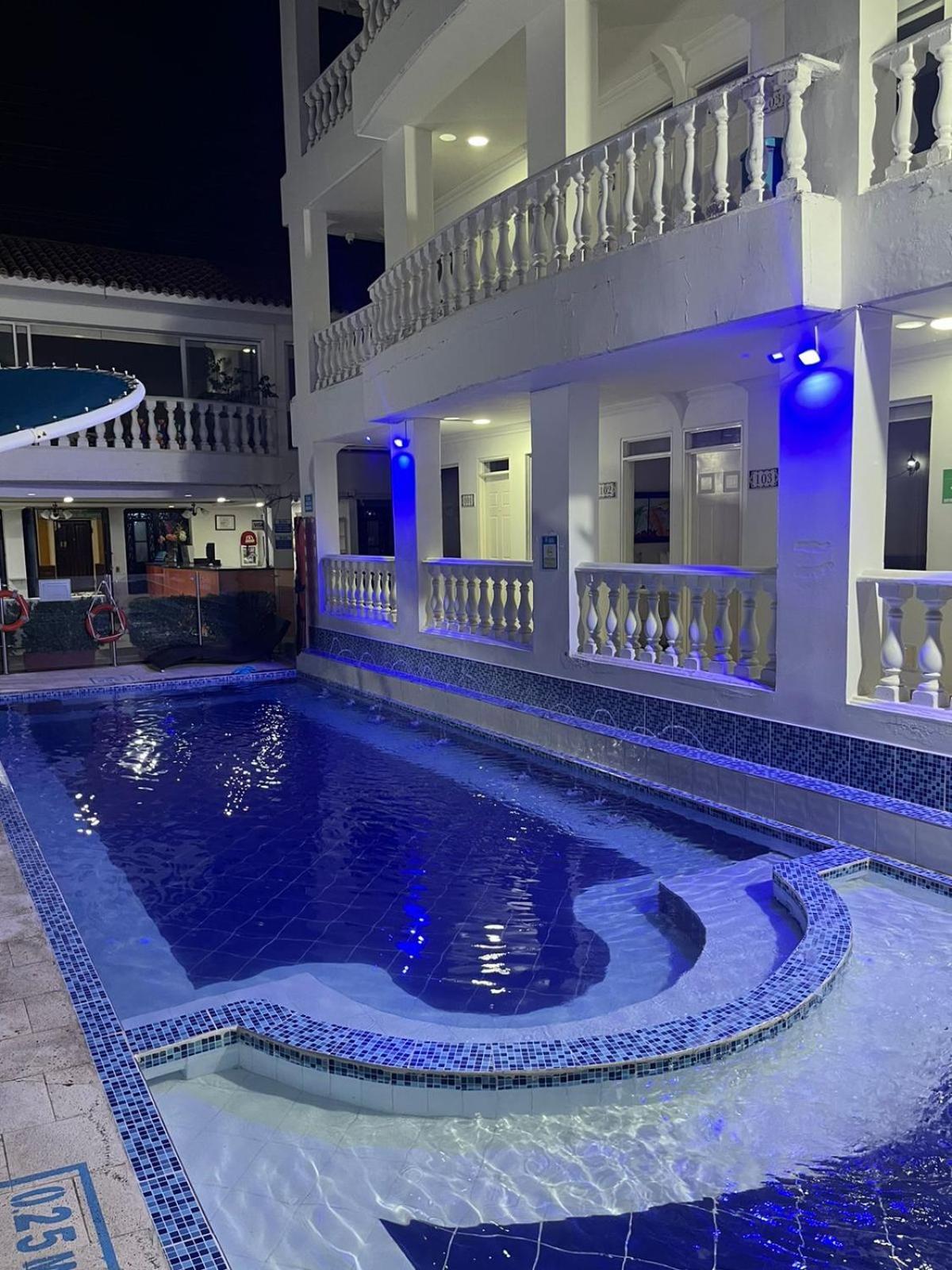 Hotel Zamba Хирардот Екстериор снимка