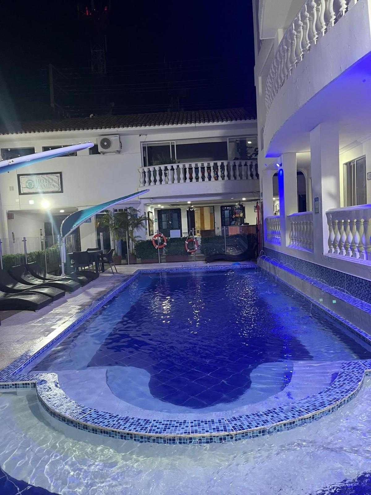 Hotel Zamba Хирардот Екстериор снимка