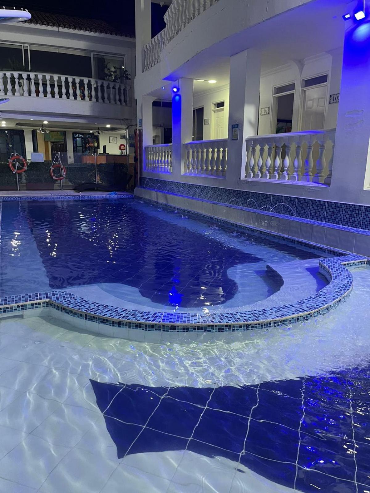 Hotel Zamba Хирардот Екстериор снимка