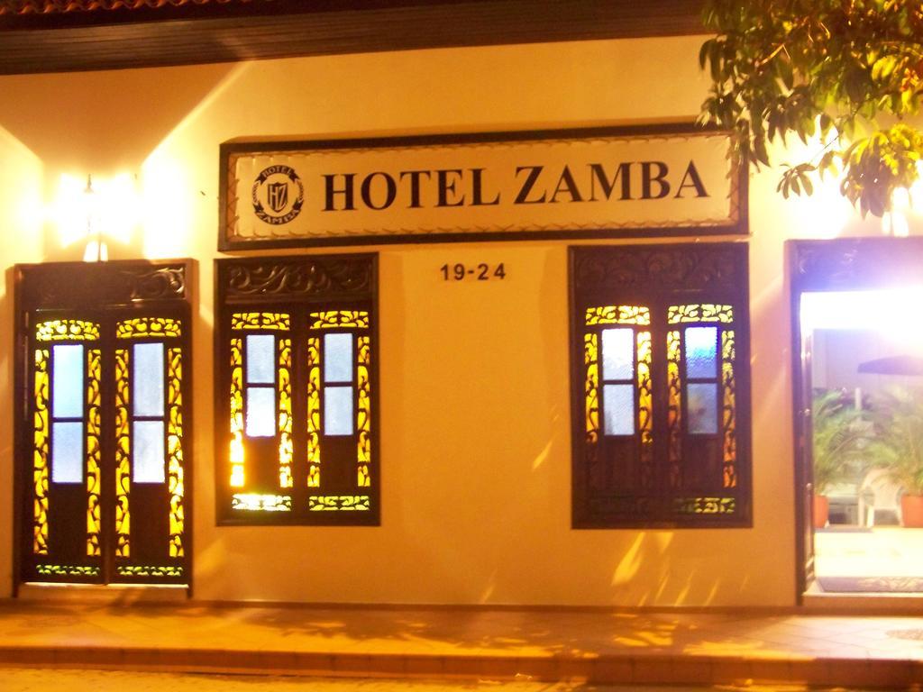 Hotel Zamba Хирардот Екстериор снимка