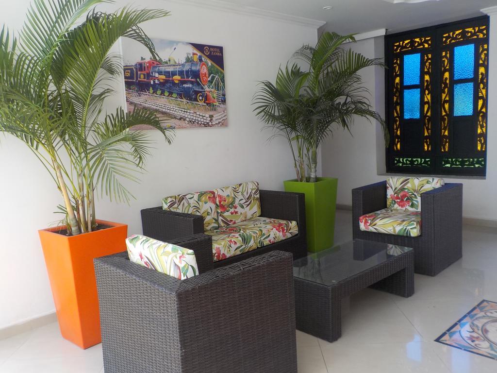 Hotel Zamba Хирардот Екстериор снимка
